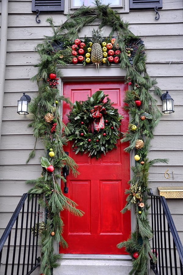 Leafy Green Doorway and Wreath Decoration Idea