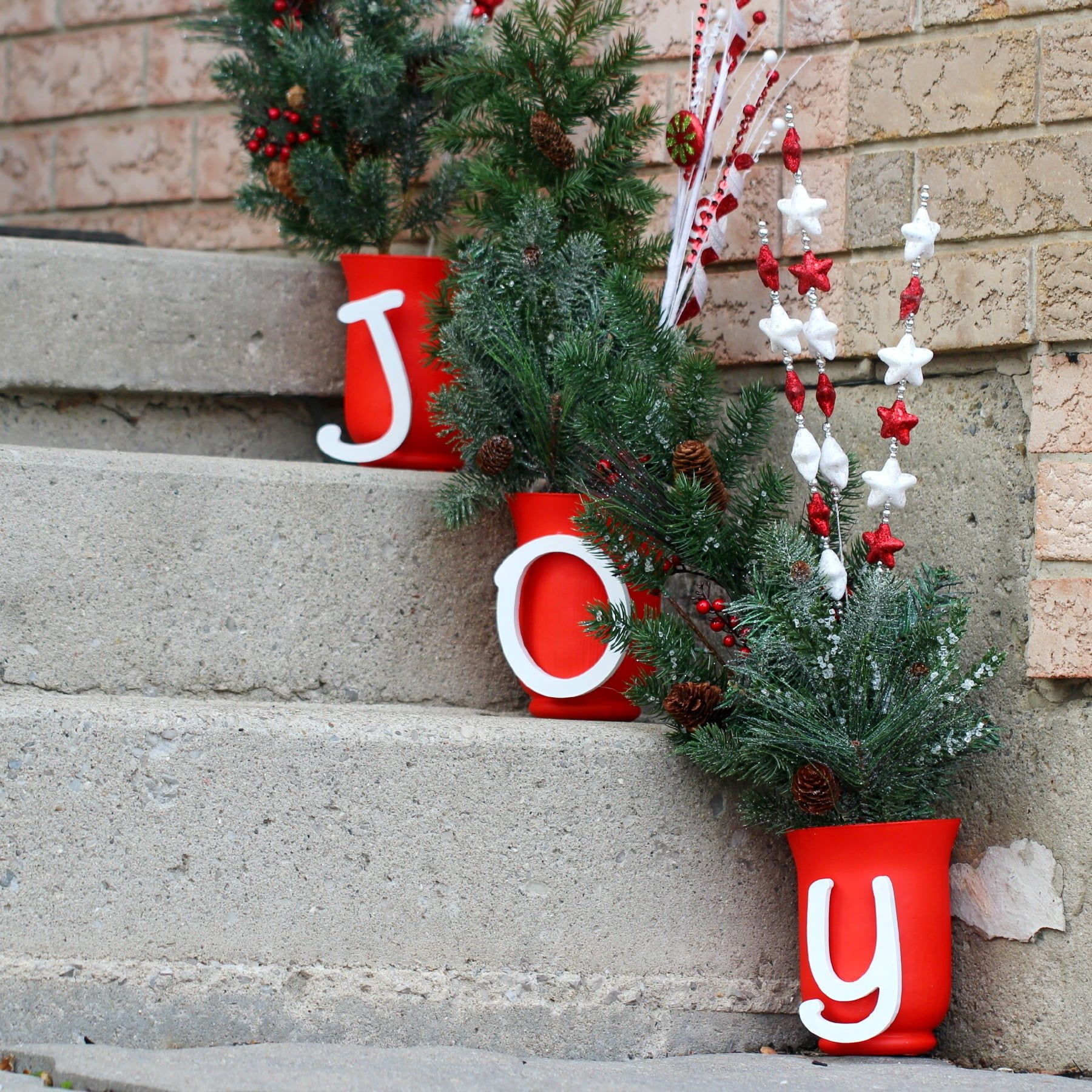 red outdoor christmas decor