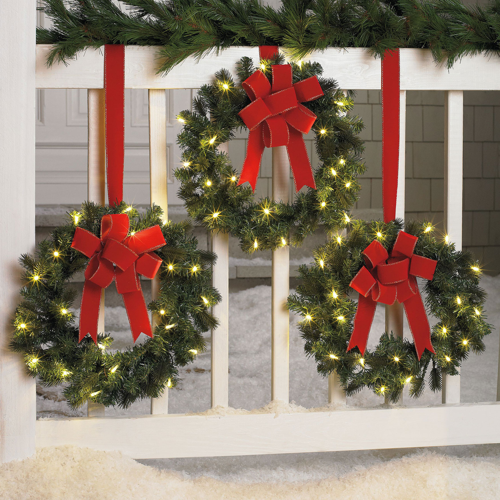 Christmas Wreaths Fence Décor — Homebnc