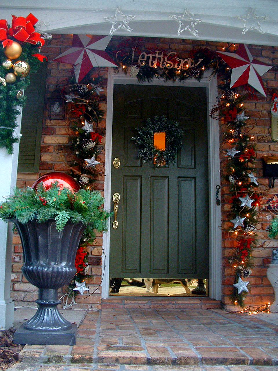  Door Christmas Decorations with Simple Decor