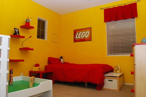 A Simple Yellow LEGO Room