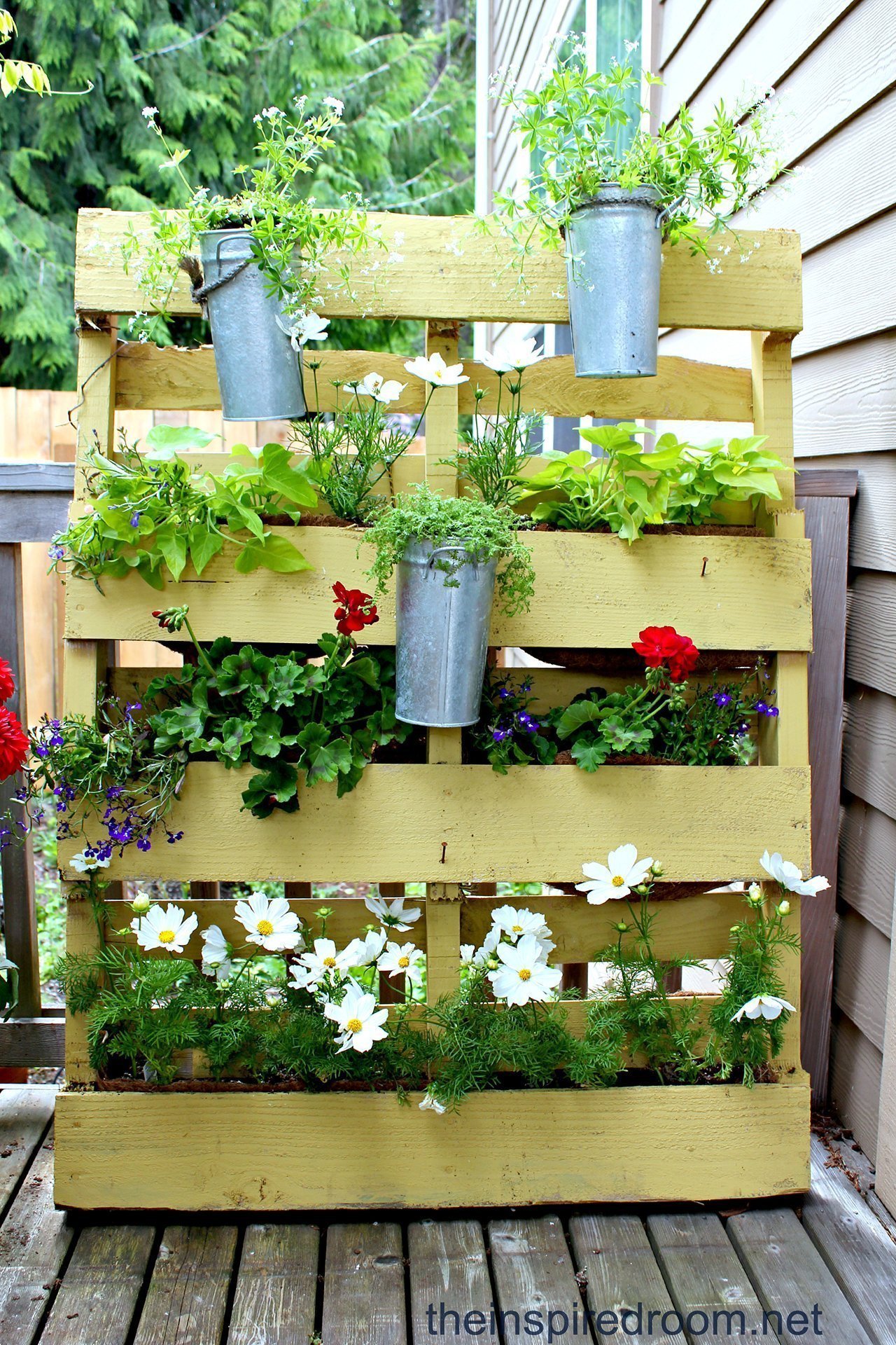 Toma la jardinería de palets en vertical con este sencillo diseño