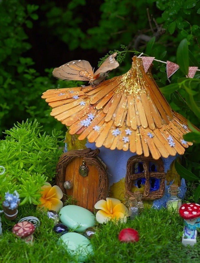 Fairy Garden Ideas: Popsicle stick roof cottage diy fairy garden