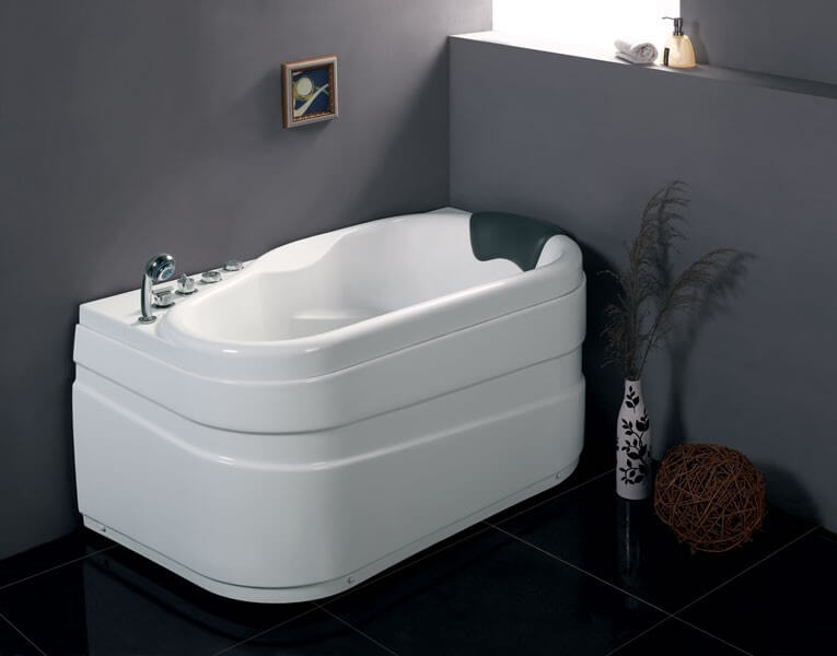 20 Best Small Bathtubs to Buy in 2021