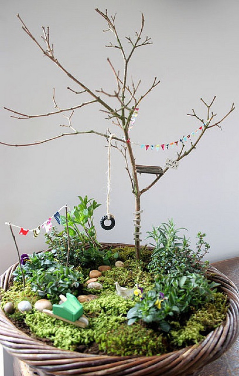 Fairy Garden Ideas: A minimalist tree house miniature garden ideas