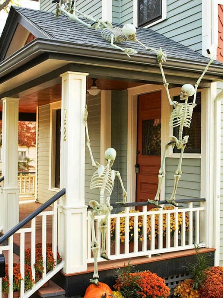 50 Chilling And Thrilling Halloween Porch Decorations For 2020   08 Halloween Porch Decoration Ideas Homebnc 