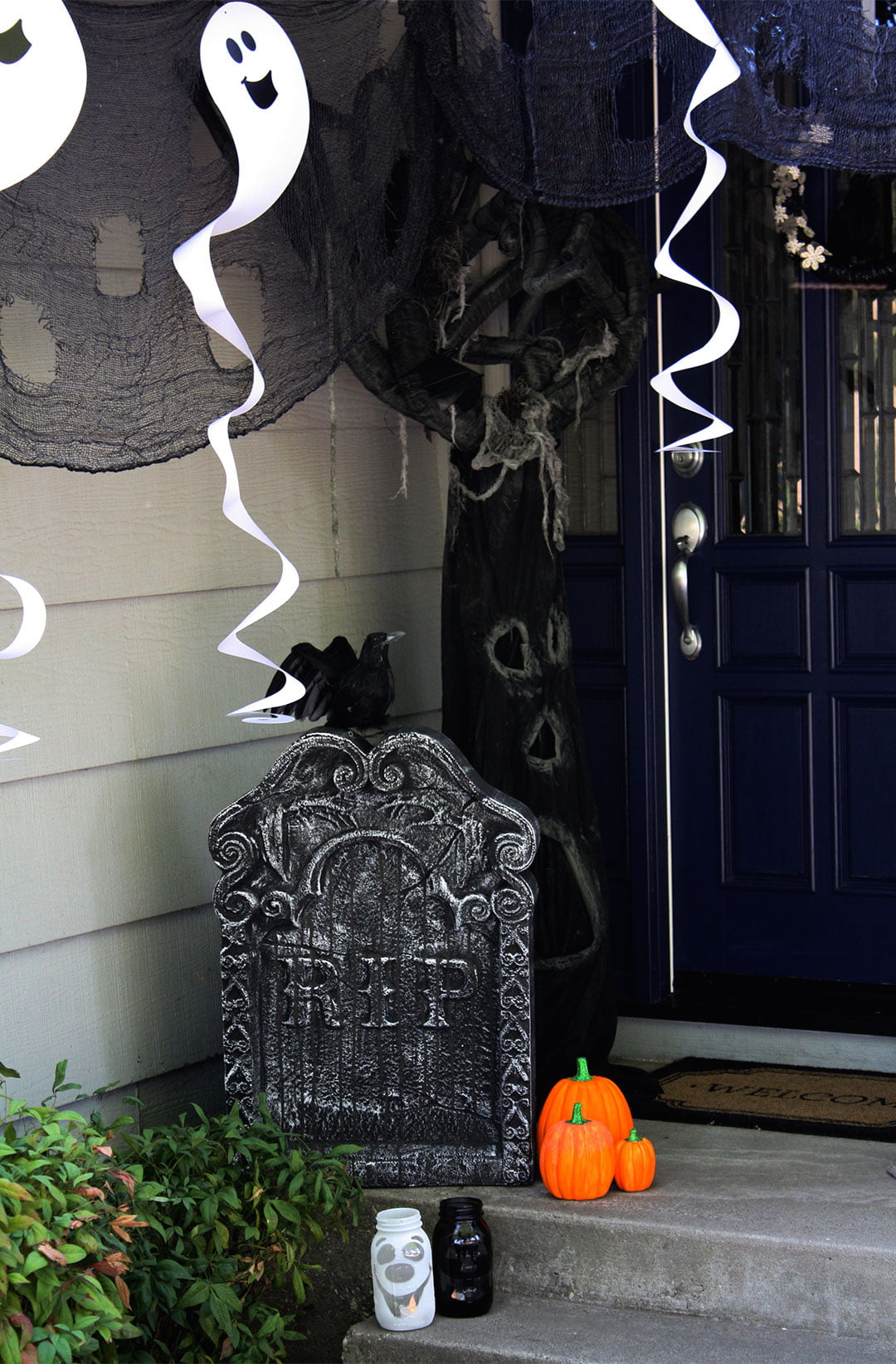 50 Chilling and Thrilling Halloween Porch Decorations for 2022