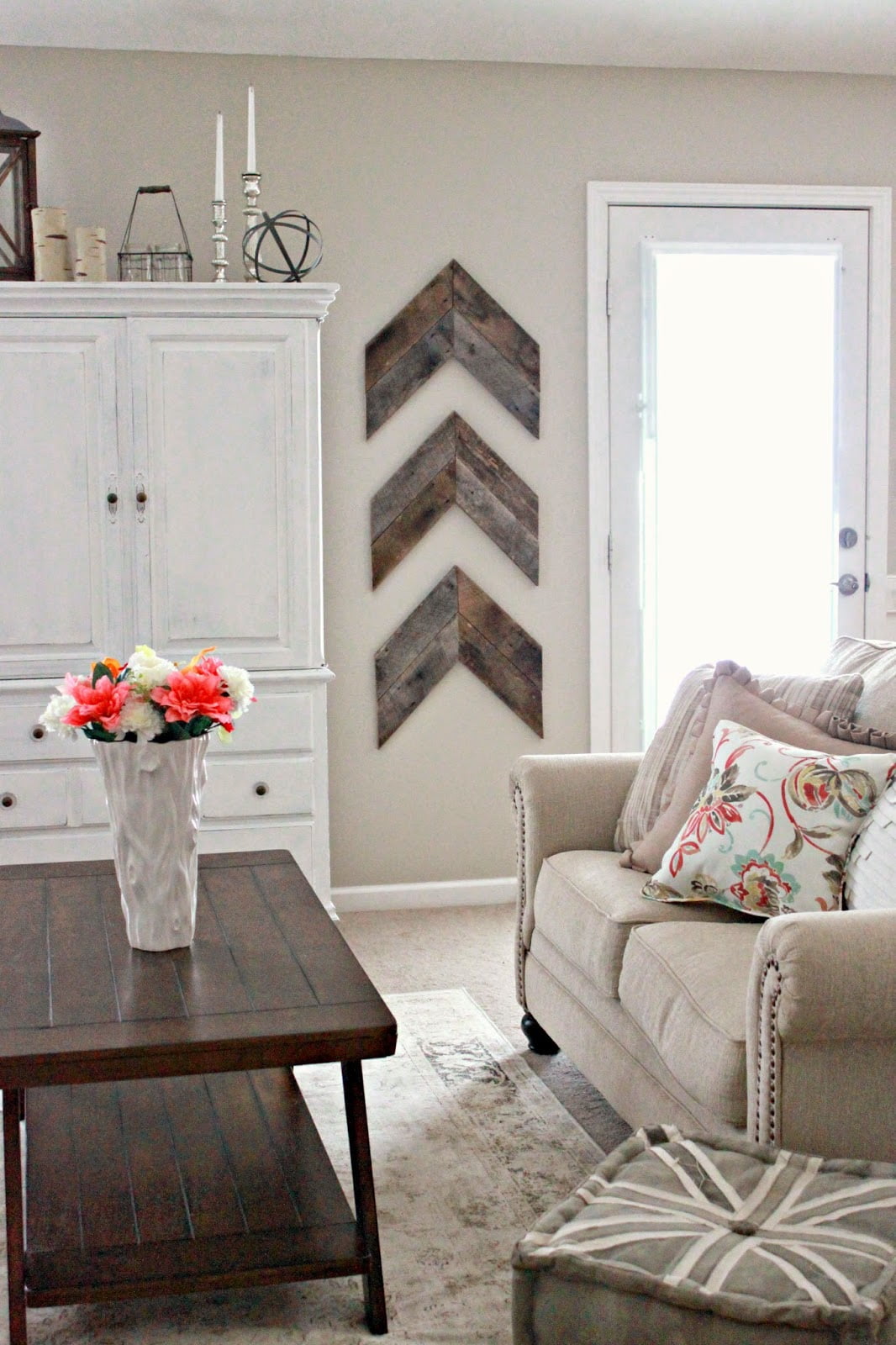 Chic and Simple Reclaimed Wood Wall Chevrons