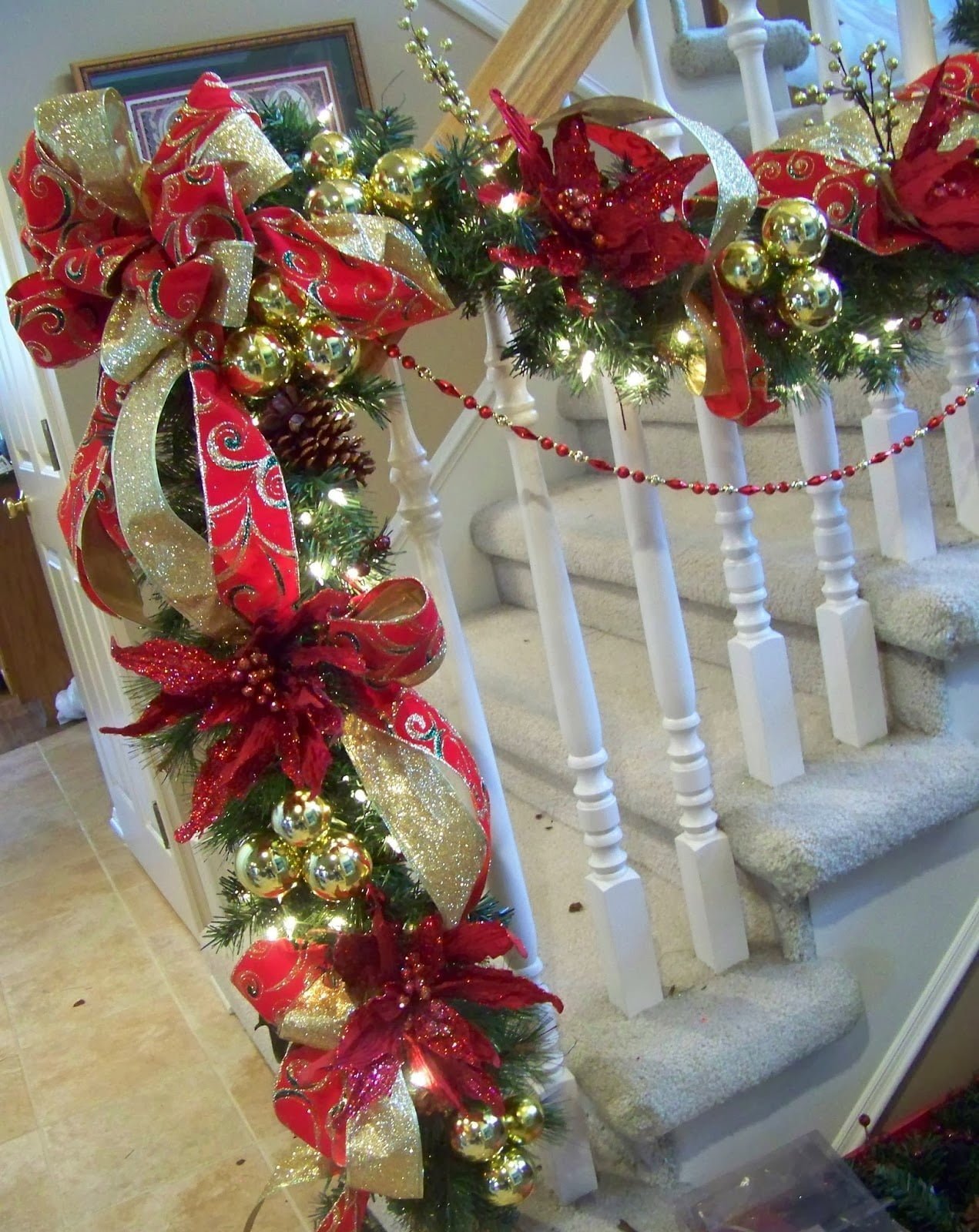 58 Best Images Christmas Banister Garland Ideas / Christmas Garland Banister Maybe do the red plaid bows as ...