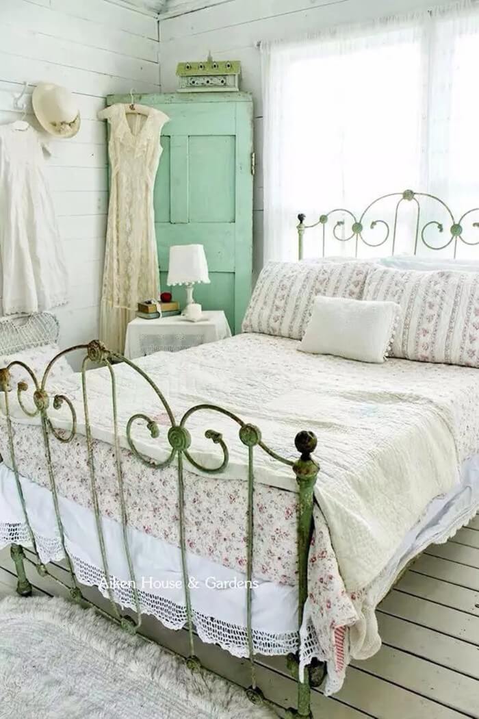 old fashioned bedroom