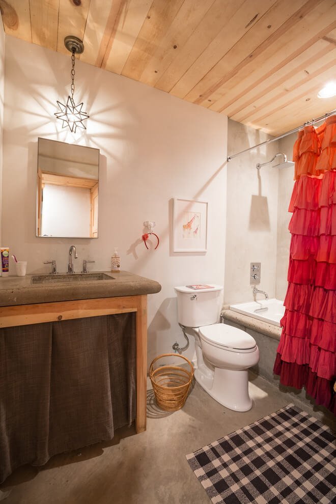 Design Ideas: Lovely Eclectic Linens Add Textural Interest for a Small Bathroom