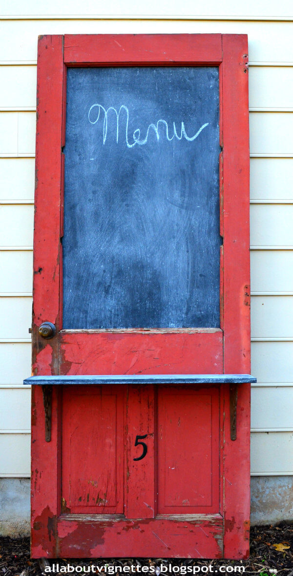 Porte recyclée avec tableau noir et étagère