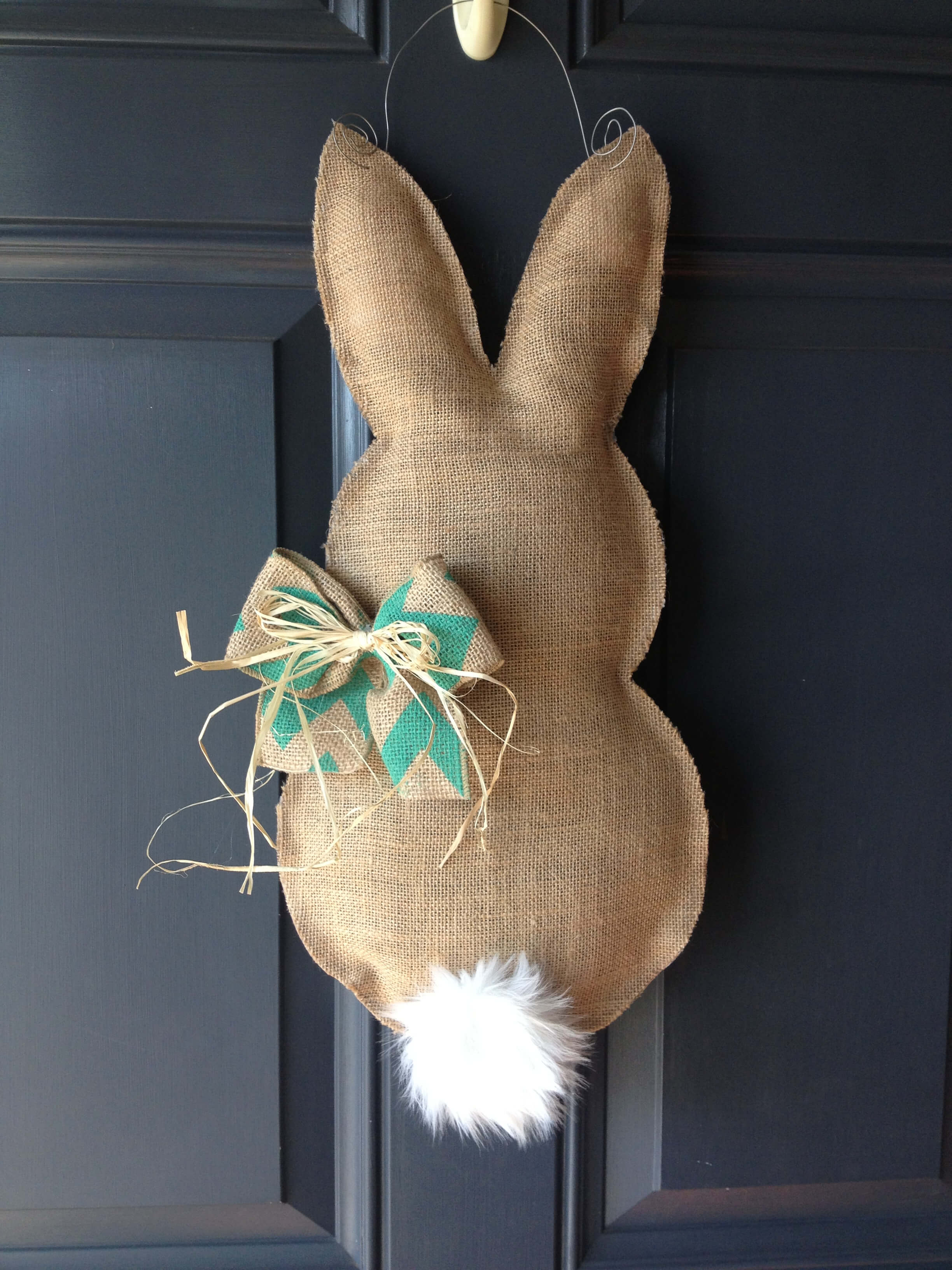Украшение двери пасхального кролика из мешковины