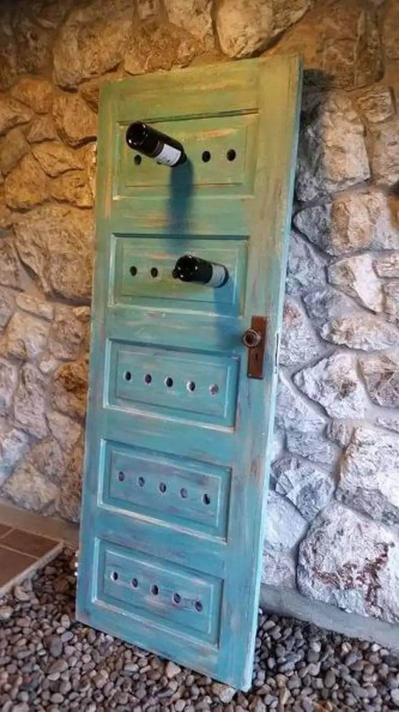 Estante para vinos a partir de una puerta reutilizada