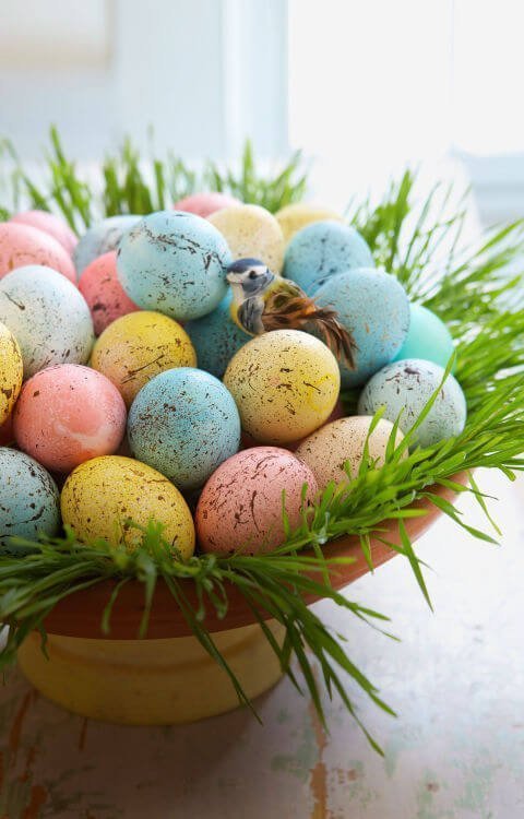 Красивое гнездо для пасхальных яиц