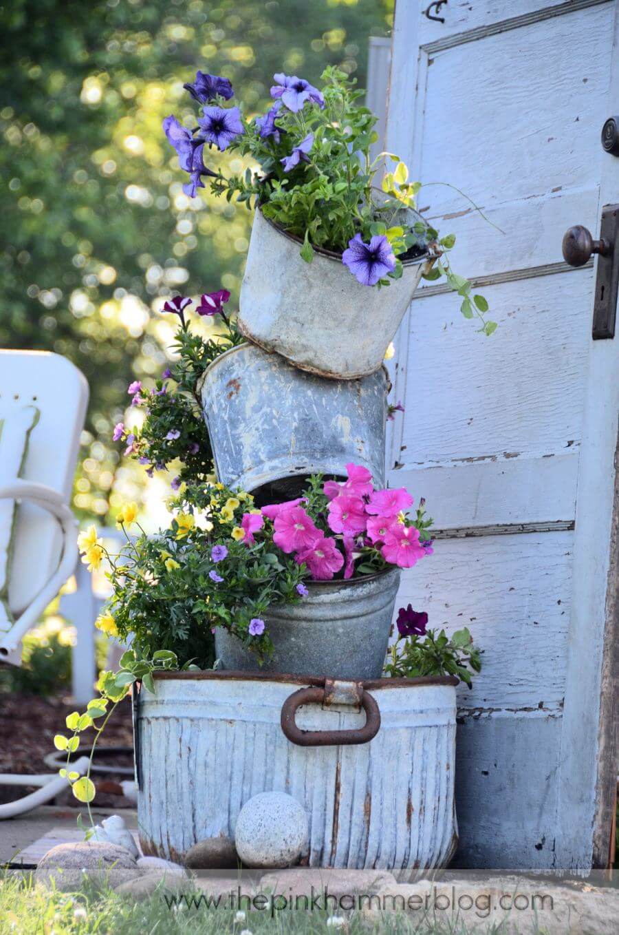 Verzinkter Metalleimer als Blumenkübel-Display