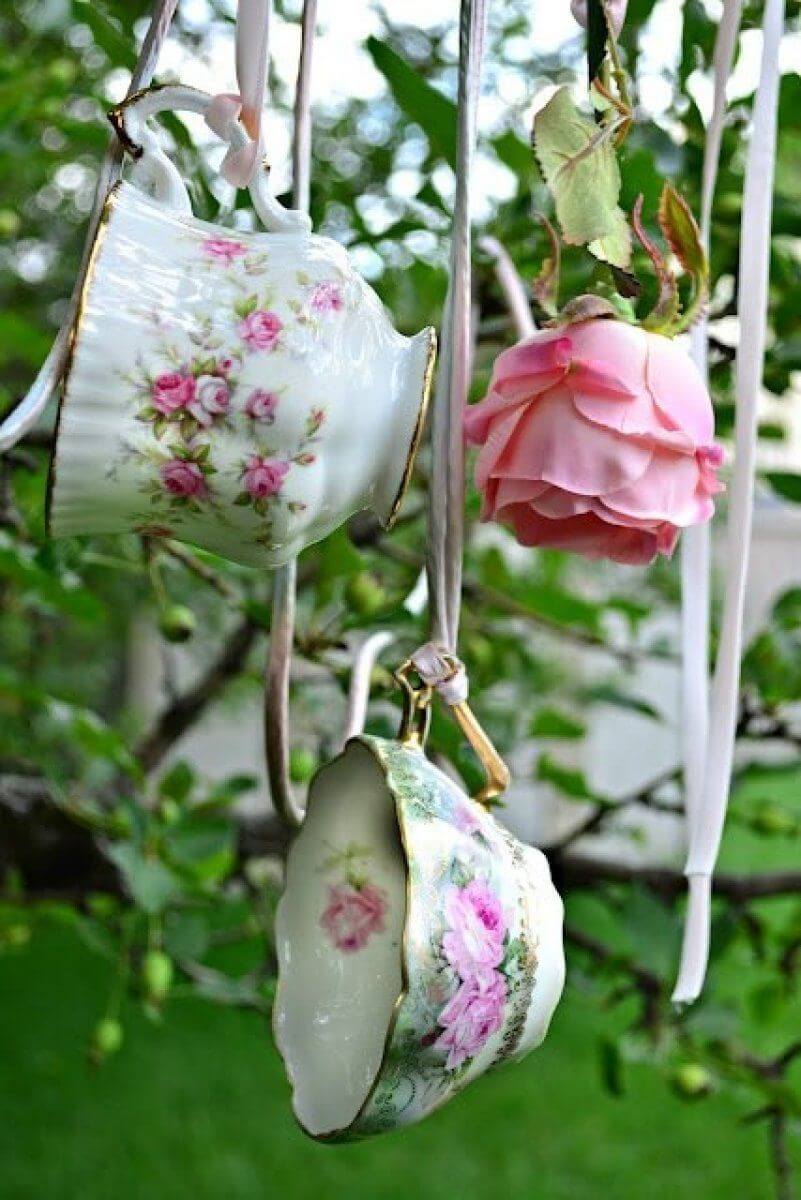 Preciosa decoración de jardín vintage con tazas de té antiguas