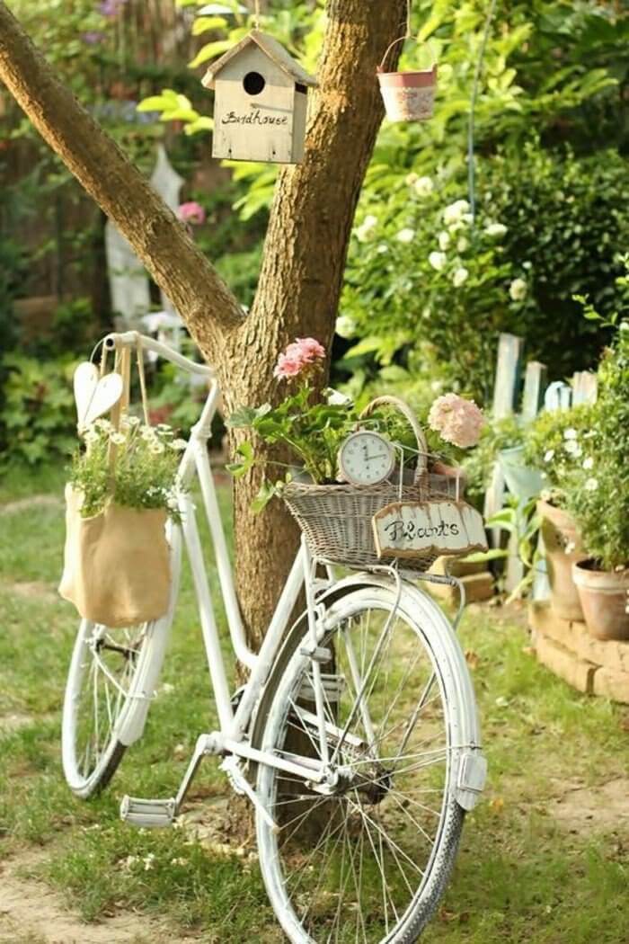 Décor de jardin vintage avec des fleurs