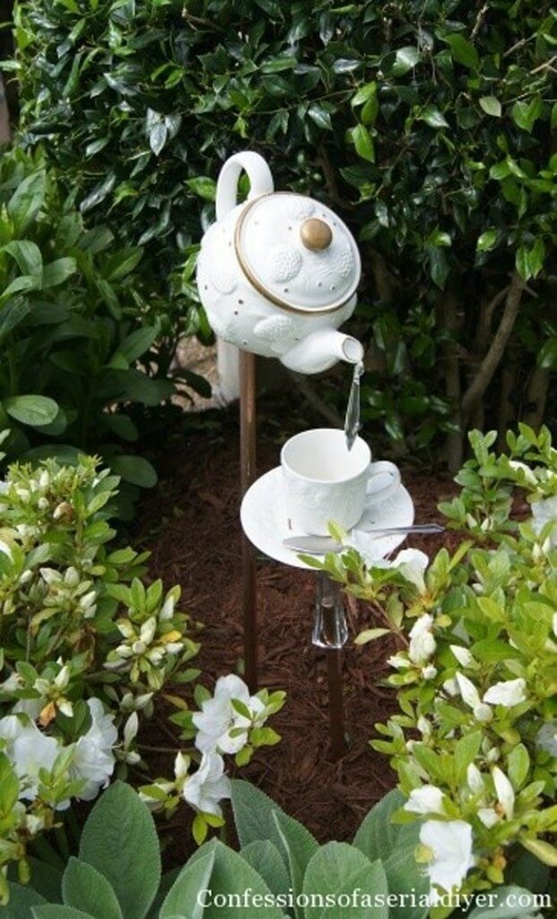 Dekorative Gartenpfähle aus Stövchen und Teetasse