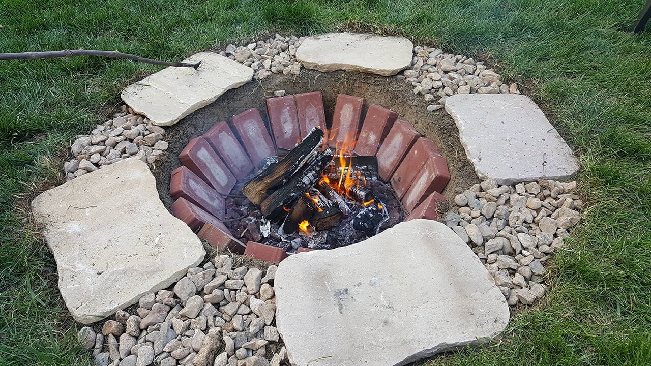 Einfache unterirdische Feuerstelle aus Stein und Ziegeln