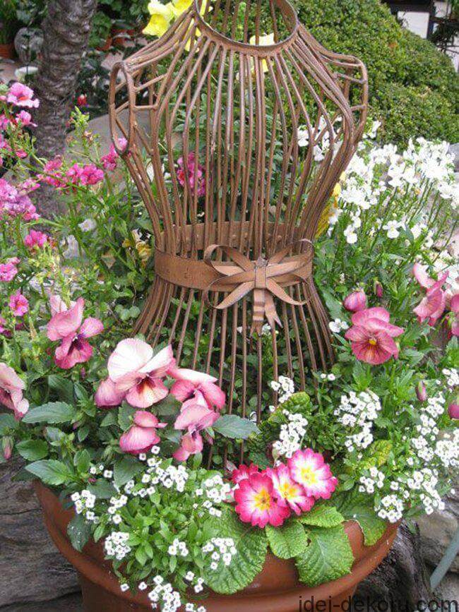 Décoration de jardin en forme de robe ancienne