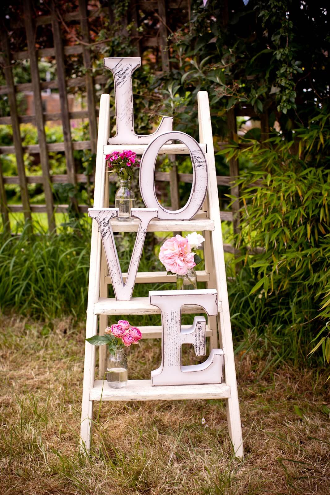 Escalera de amor y expositor de jardín con jarrón