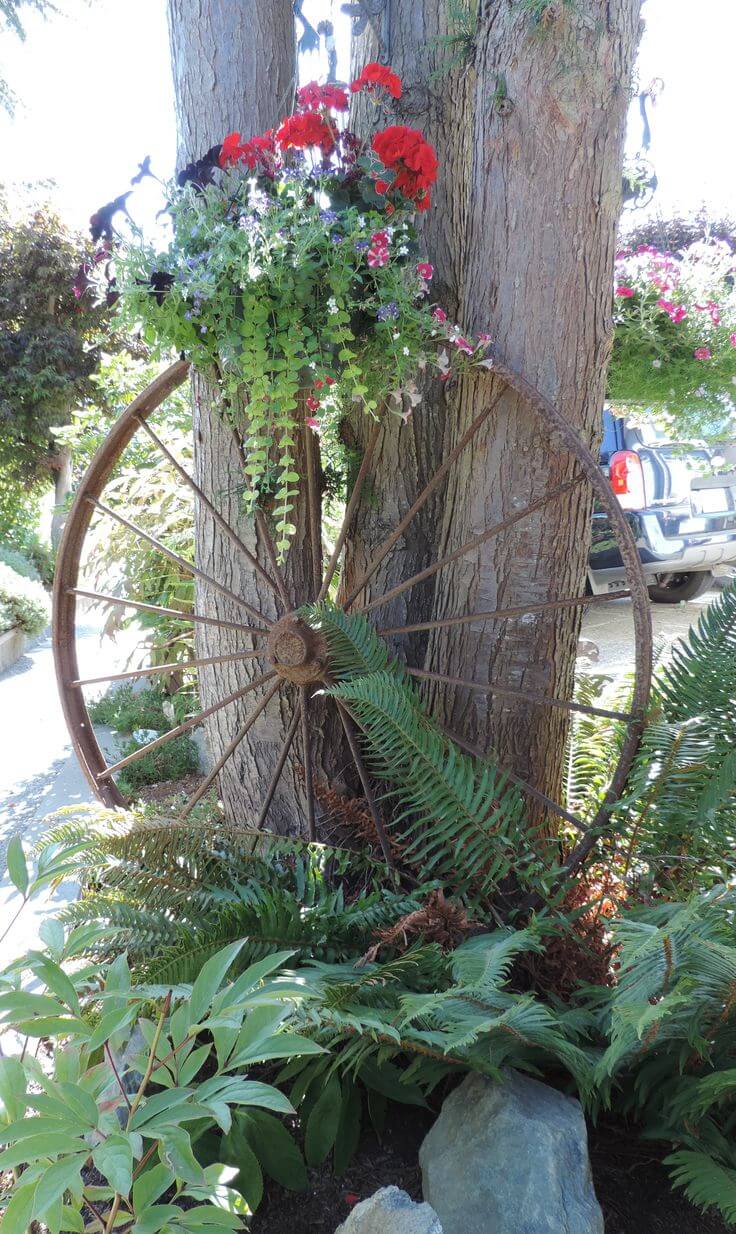 Antieke Wagon Wheel Flower Display