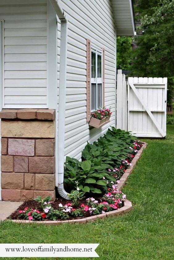 Les massifs de fleurs des cours latérales pour les petits espaces