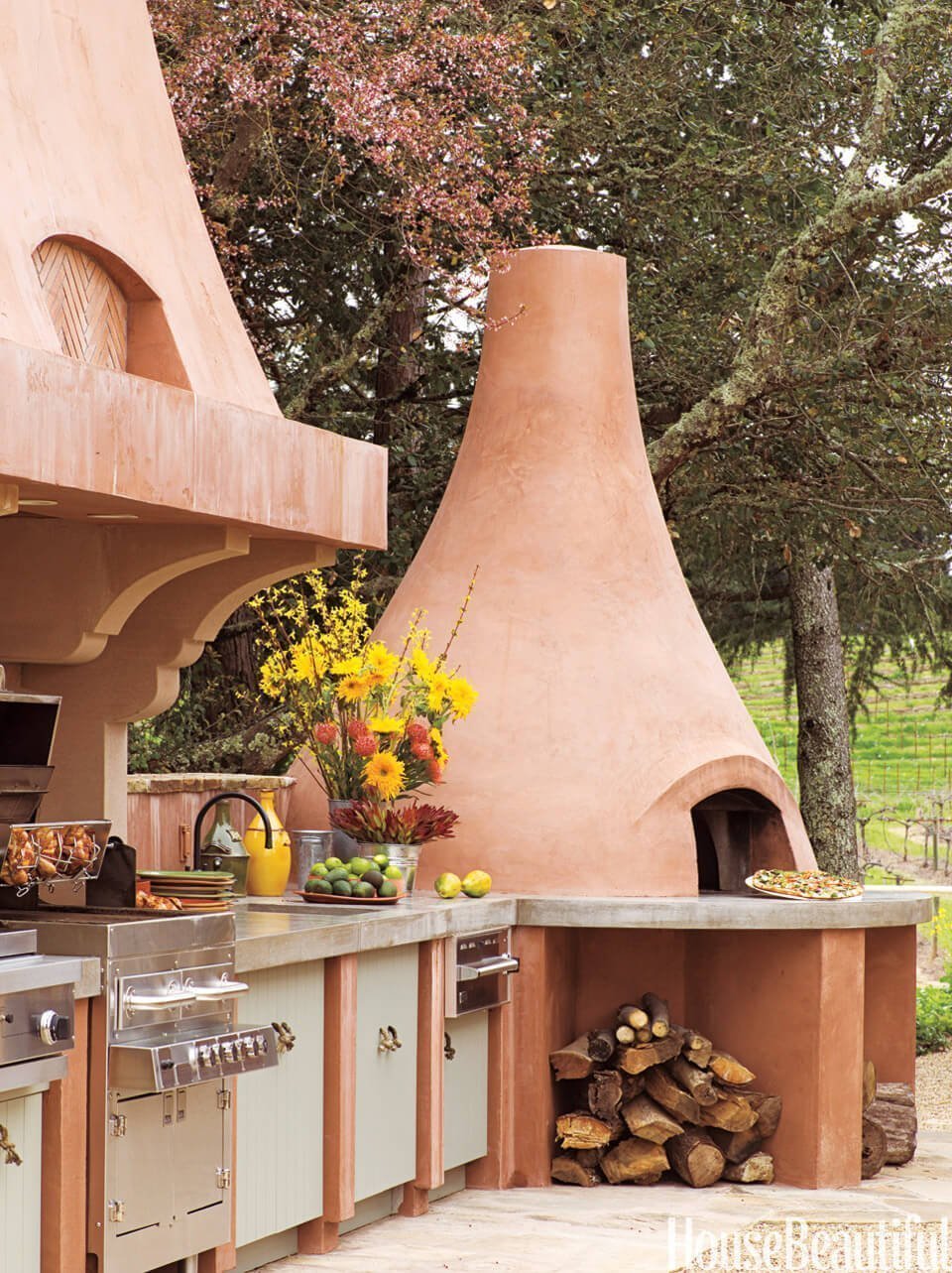 Outdoor Kitchen Décor with Clay Pizza Oven
