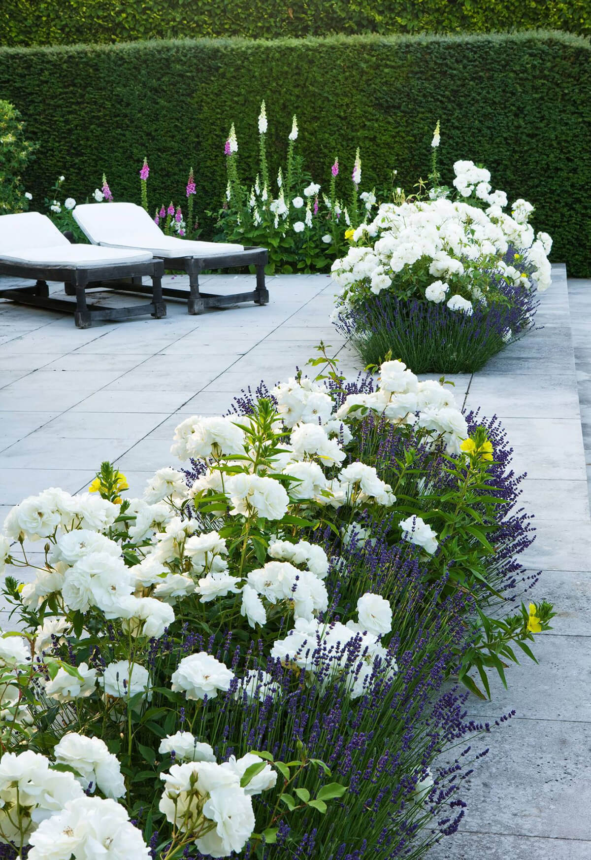 Pont en carrelage avec parterres de fleurs intégrés