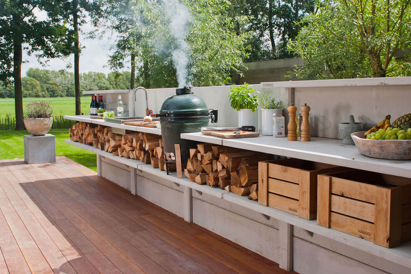 Comptoir de terrasse encastré avec étagères de rangement