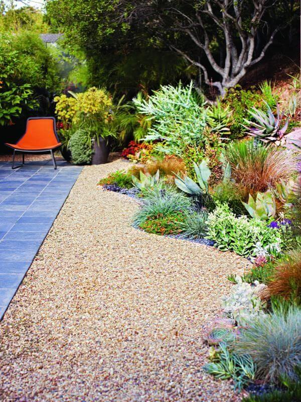 Jardín de grava con lecho de plantas