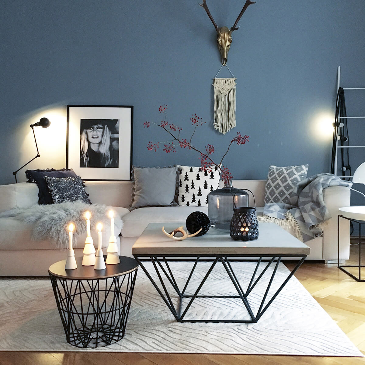 Moderno Display minimalista di fiori e candele in Shades of Grey