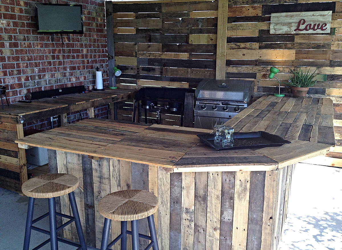 diy outdoor kitchen with bar