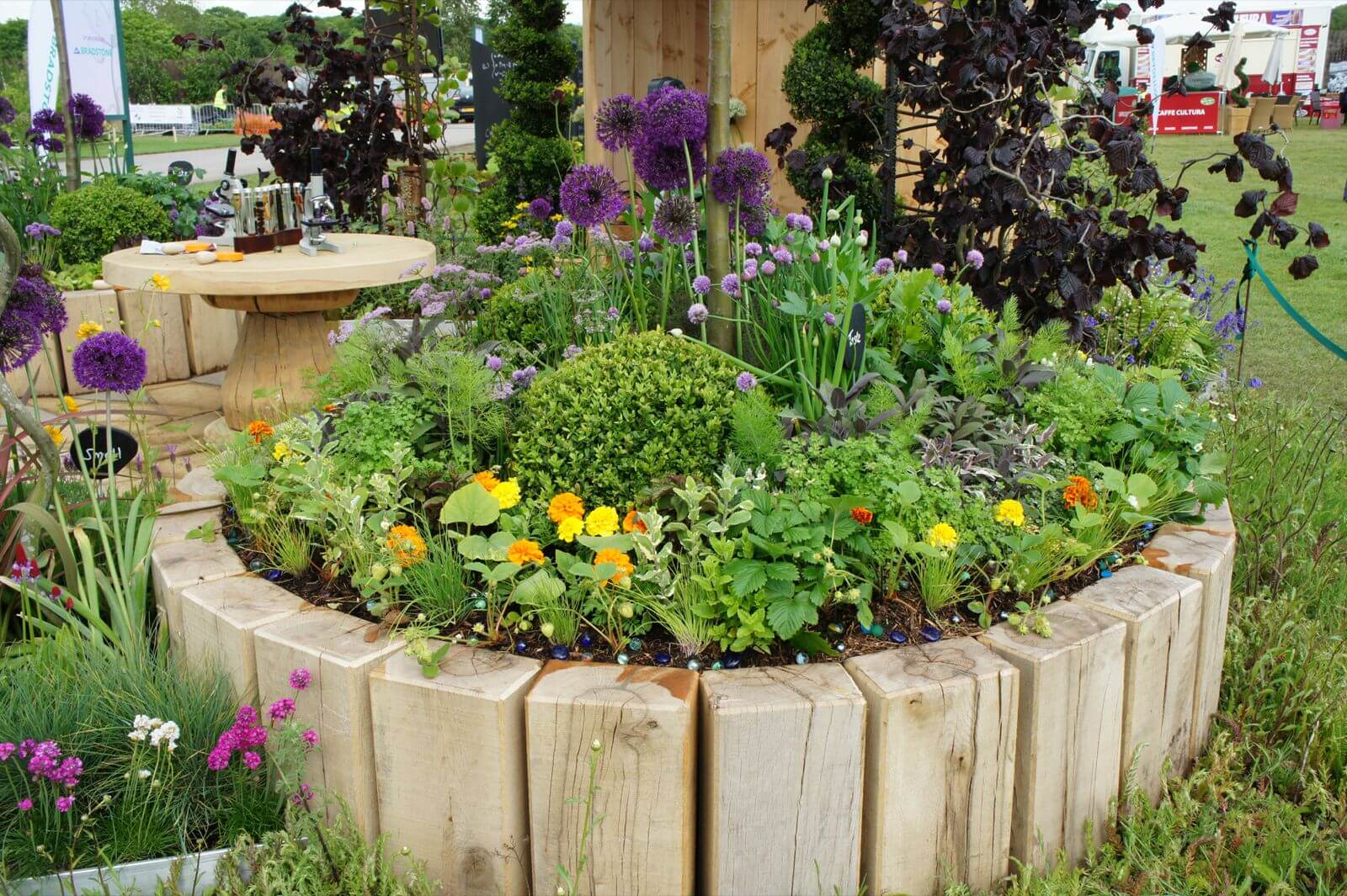 Cama de flores y hierbas de maderaDIY