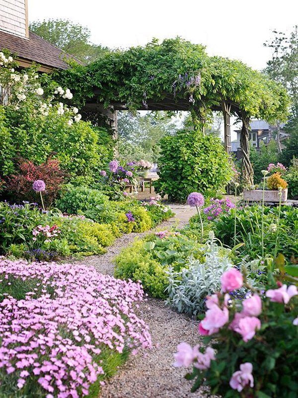 Jardin de fleurs luxuriant et magique avec sentier