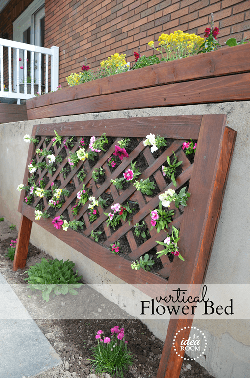 Cama de flores vertical con enrejado de madera