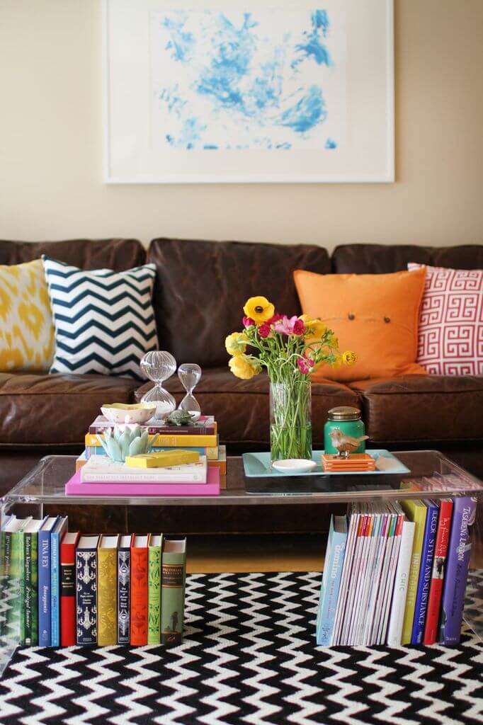 De droom van een boekenliefhebber: een acryltafel met opbergruimte en een klaproosboeket's Dream Acrylic Table with Storage Space and a Poppy Bouquet