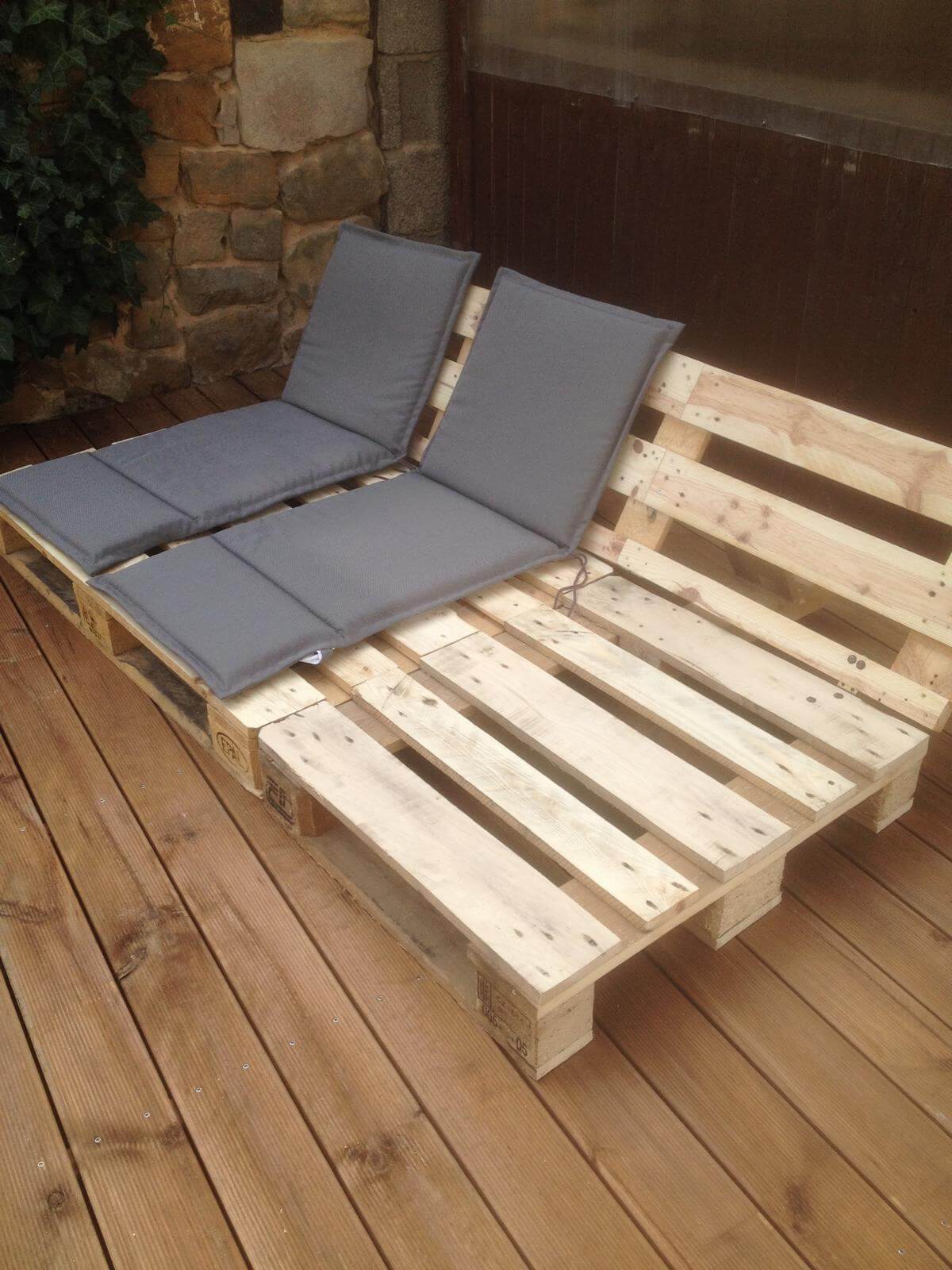 27 Best Outdoor Pallet Furniture Ideas and Designs for 2017