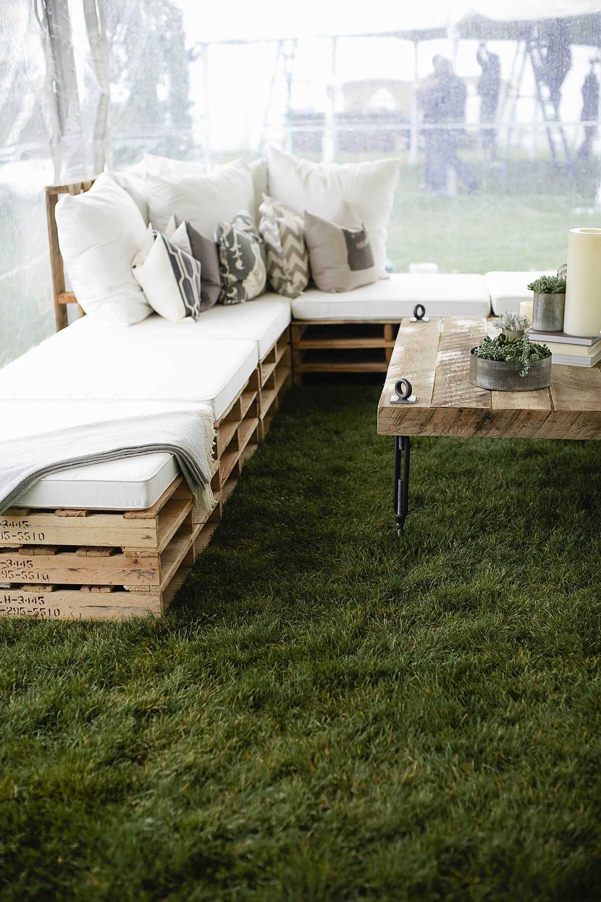 14 Amazing DIY Pallet Furniture For Practical Outdoor Patio