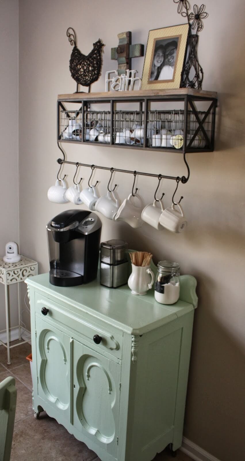 Country-style Wire Storage Crates and Mug Hanger