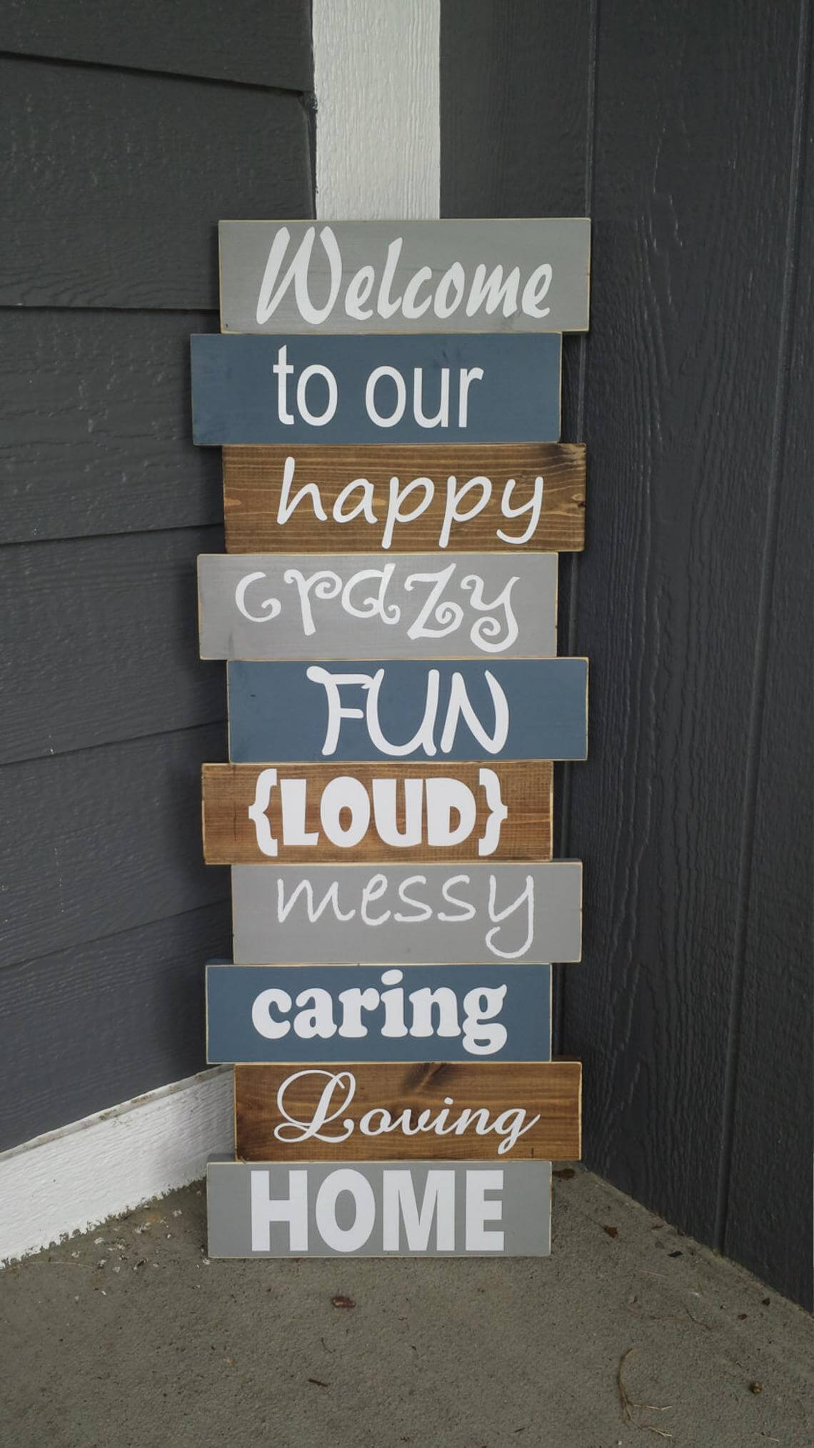 stacked-style-wooden-welcoming-sign-homebnc