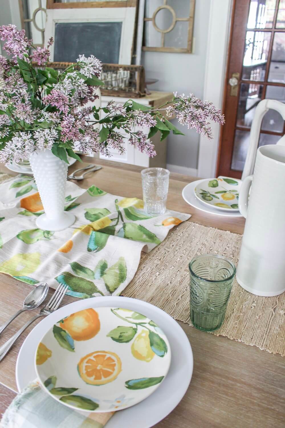 Einfache lebendige farbige Summertime Tablescape