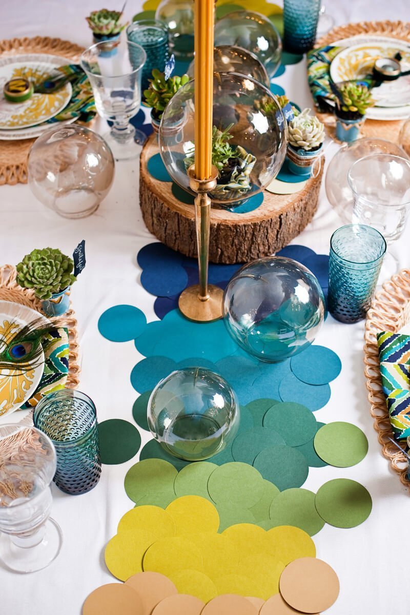 Encantadora Decoración de mesa Inspirada en Pavo Real con Suculentas