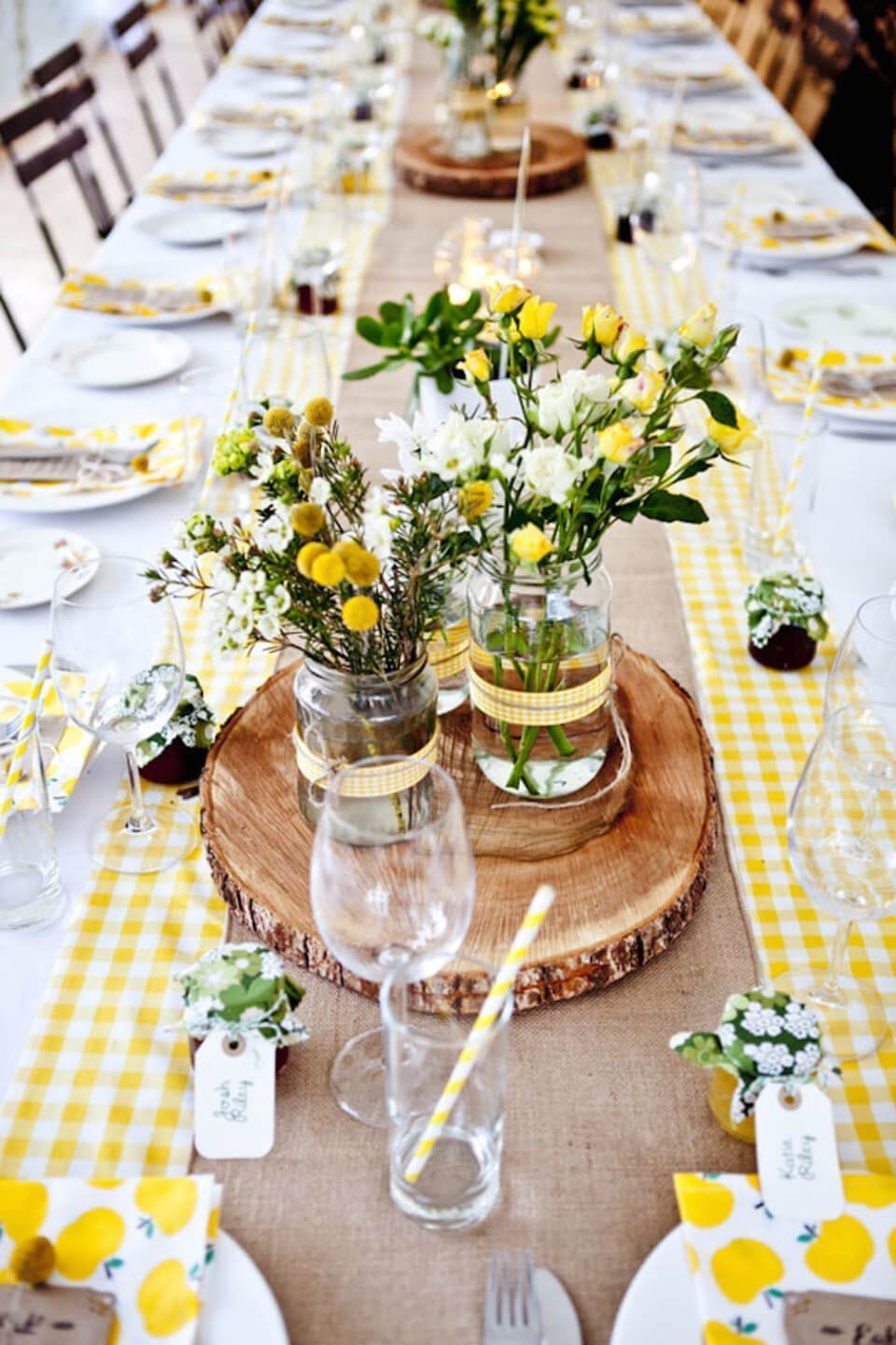 Décor de Table Joyeux sur le Thème des Prairies avec des Plaques de Souche en Bois