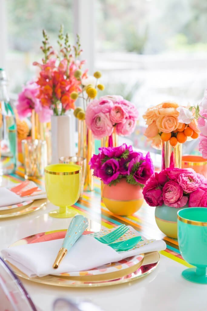 Vases aux couleurs Vives avec un soupçon de Décorations de Table Dorées