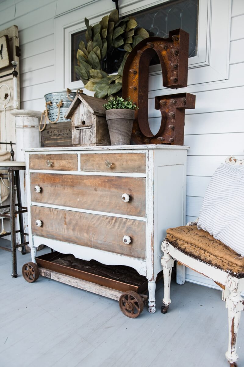 Farmhouse Bedroom Porch Bureau & Decor Ideas