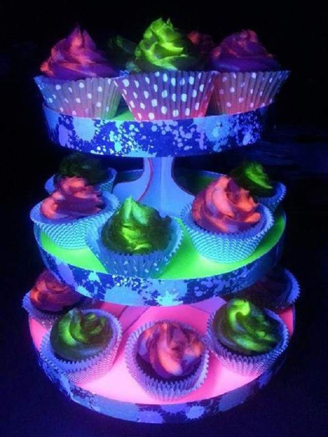 Cool Cupcakes with Glow in the Dark Frosting