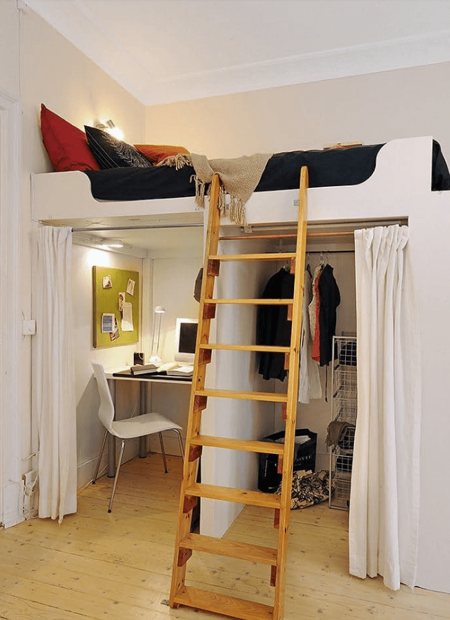 Espace d'étude et placard sous un loft