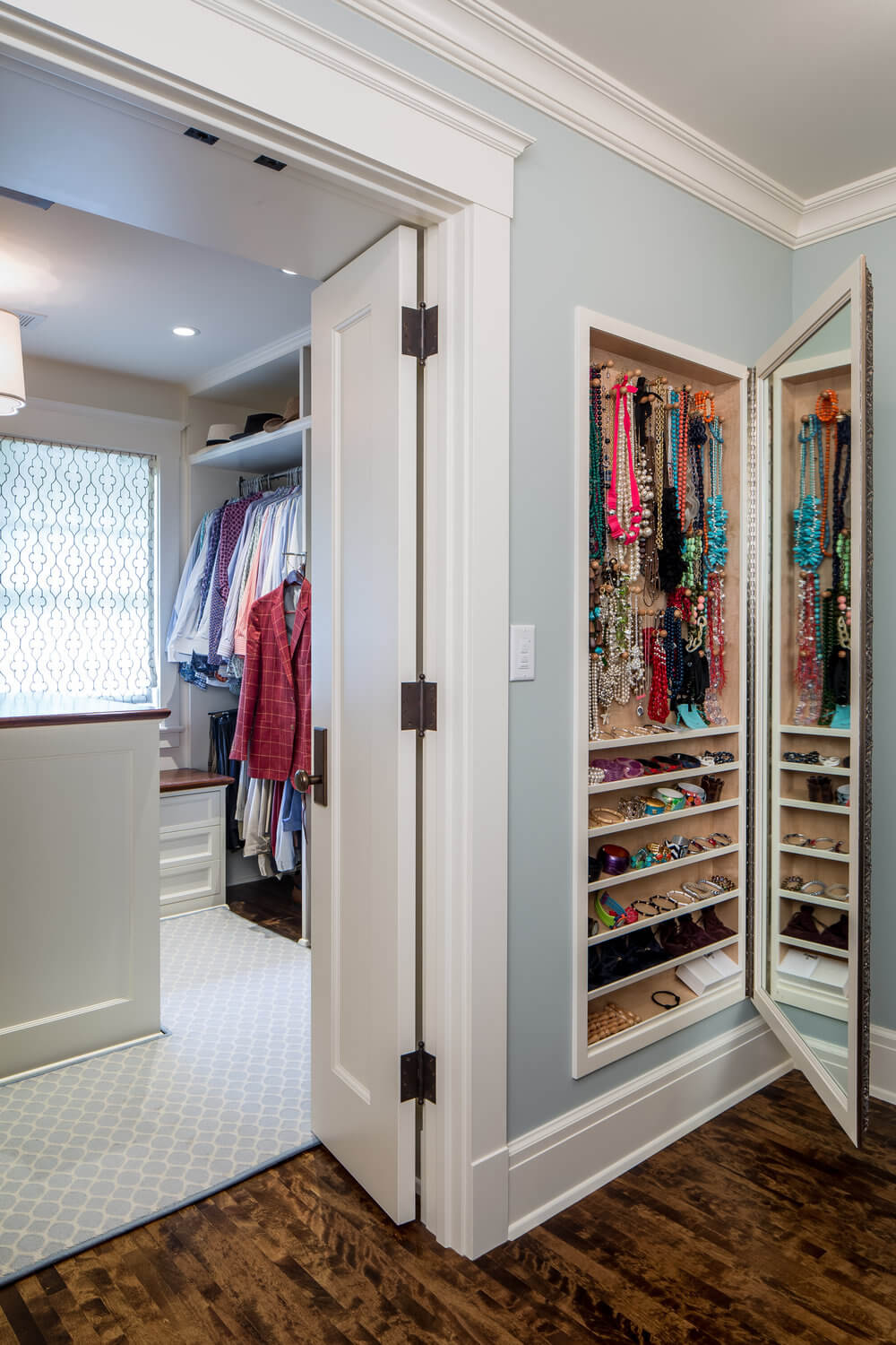 Maximize Your Full-Length Mirror with Built-in Accessory Storage